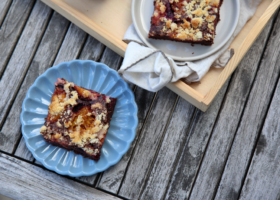 Vláčný kakaový koláč se švestkami